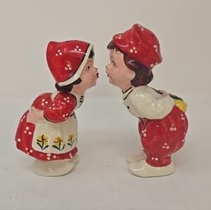 Vintage Vcagco kissing dutch boy & girl salt pepper shakers japan  ceramic paint